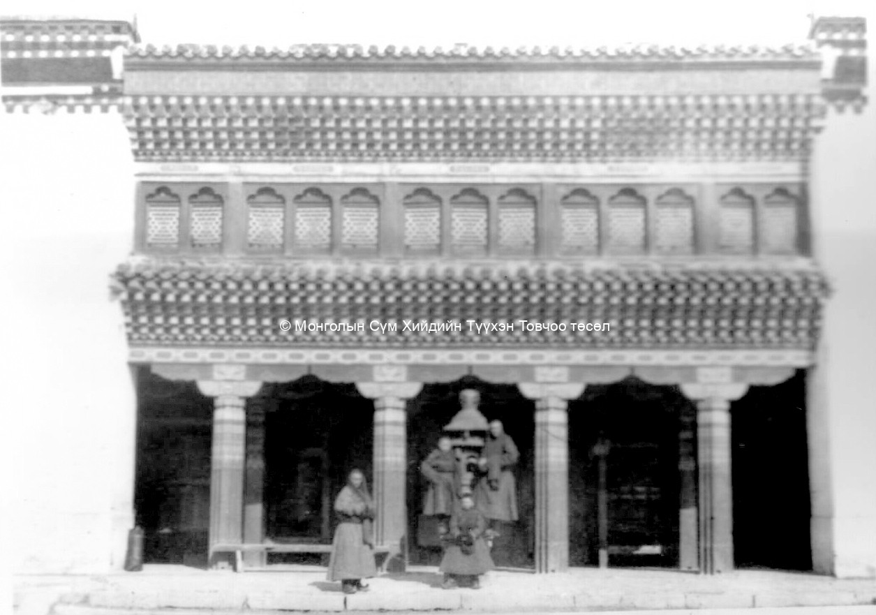 Entrance of the main assembly hall with an incense vessel (boipor) and four novices. Film Archives ?